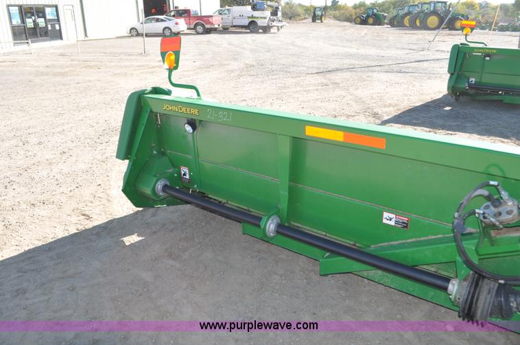 image for item F2073 2011 John Deere 612C corn head