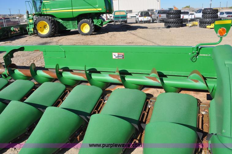 image for item F2074 2011 John Deere 612C corn head