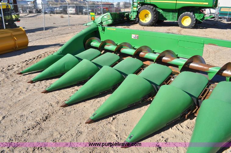 image for item F2074 2011 John Deere 612C corn head
