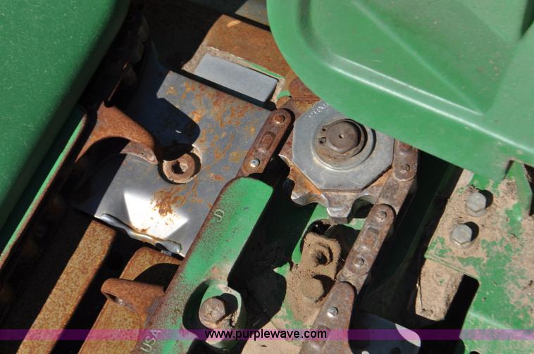 image for item F2074 2011 John Deere 612C corn head