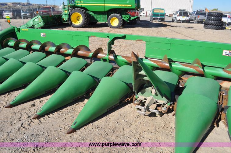 image for item F2074 2011 John Deere 612C corn head