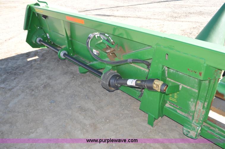 image for item F2074 2011 John Deere 612C corn head