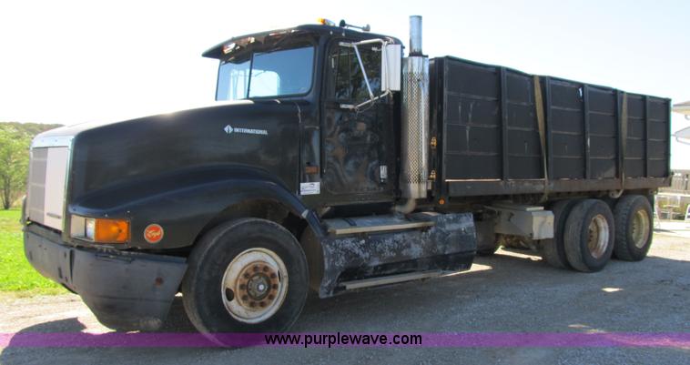 image for item G6505 1990 International 9400 Eagle grain truck