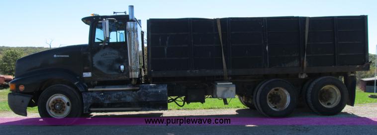 image for item G6505 1990 International 9400 Eagle grain truck