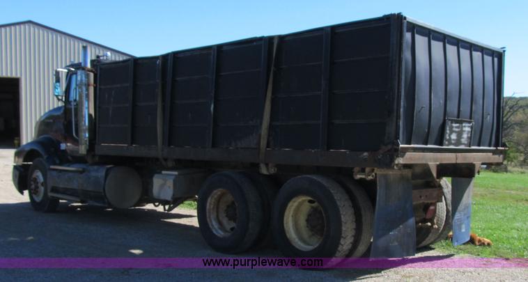 image for item G6505 1990 International 9400 Eagle grain truck