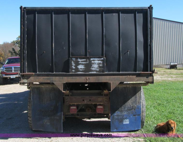 image for item G6505 1990 International 9400 Eagle grain truck