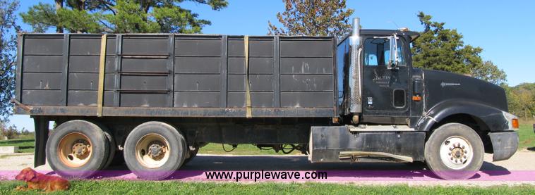 image for item G6505 1990 International 9400 Eagle grain truck