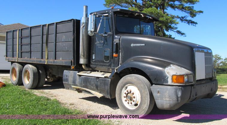 image for item G6505 1990 International 9400 Eagle grain truck