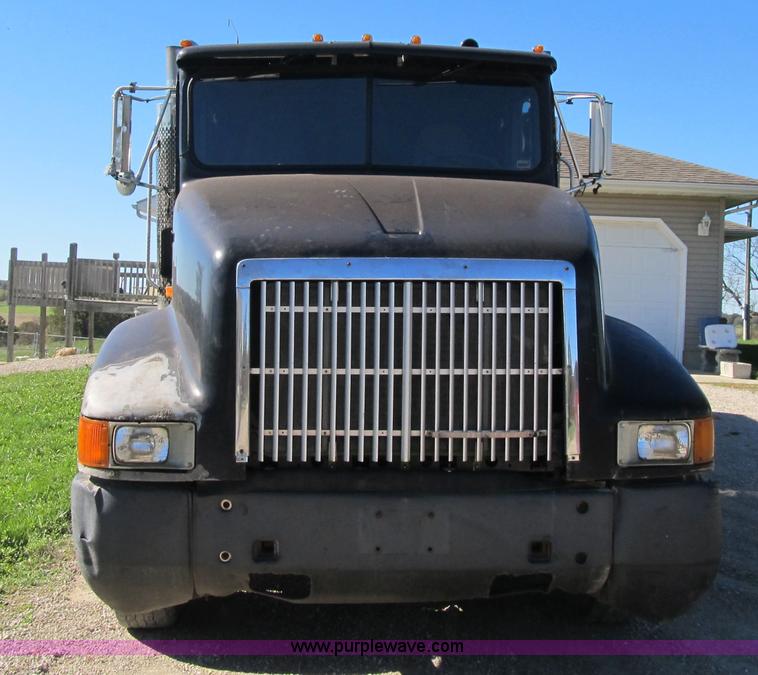 image for item G6505 1990 International 9400 Eagle grain truck