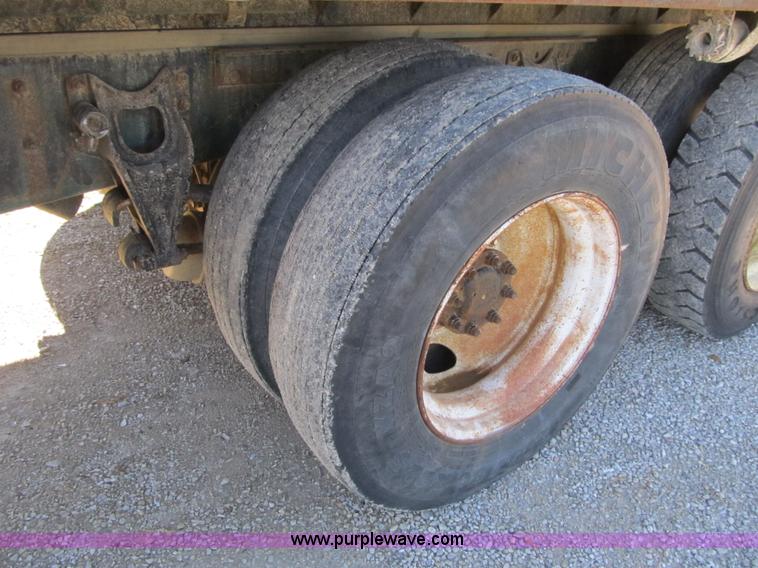 image for item G6505 1990 International 9400 Eagle grain truck