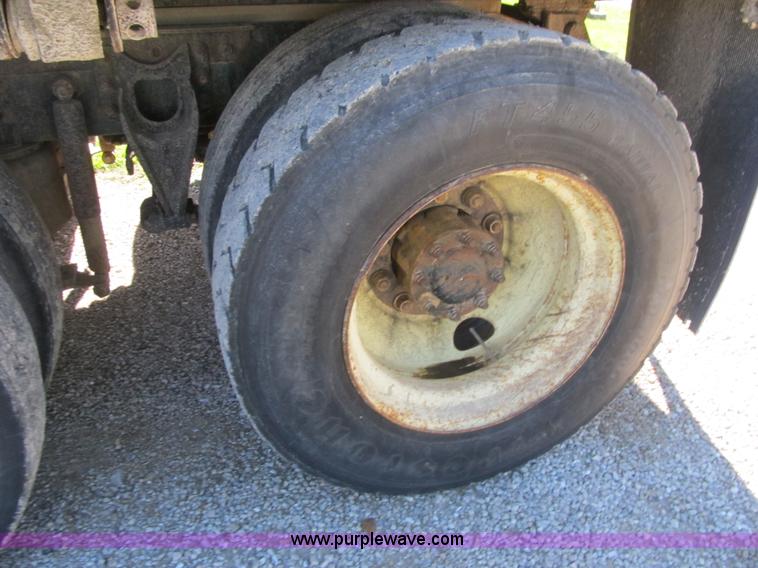 image for item G6505 1990 International 9400 Eagle grain truck