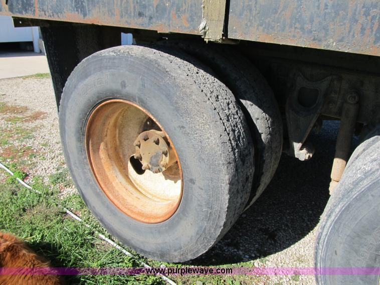 image for item G6505 1990 International 9400 Eagle grain truck