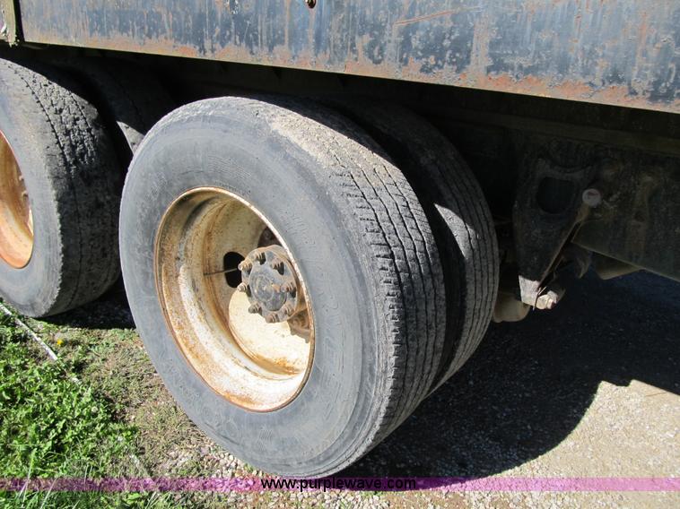 image for item G6505 1990 International 9400 Eagle grain truck