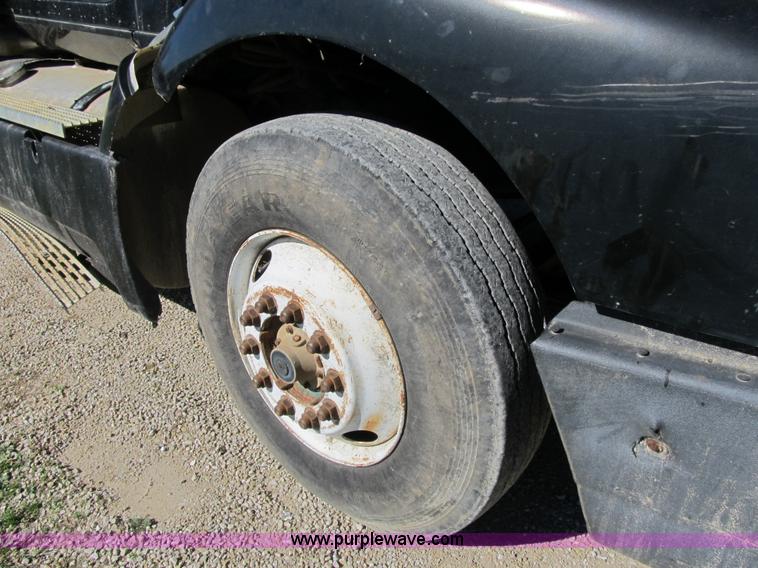 image for item G6505 1990 International 9400 Eagle grain truck