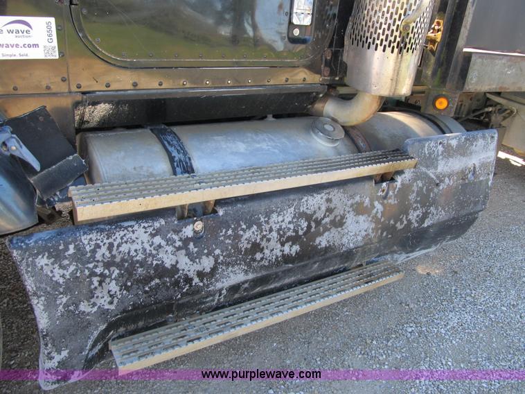 image for item G6505 1990 International 9400 Eagle grain truck