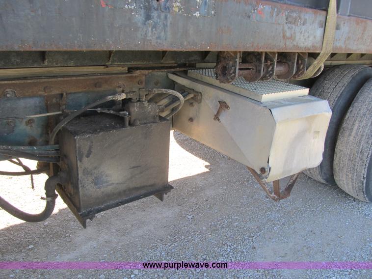 image for item G6505 1990 International 9400 Eagle grain truck
