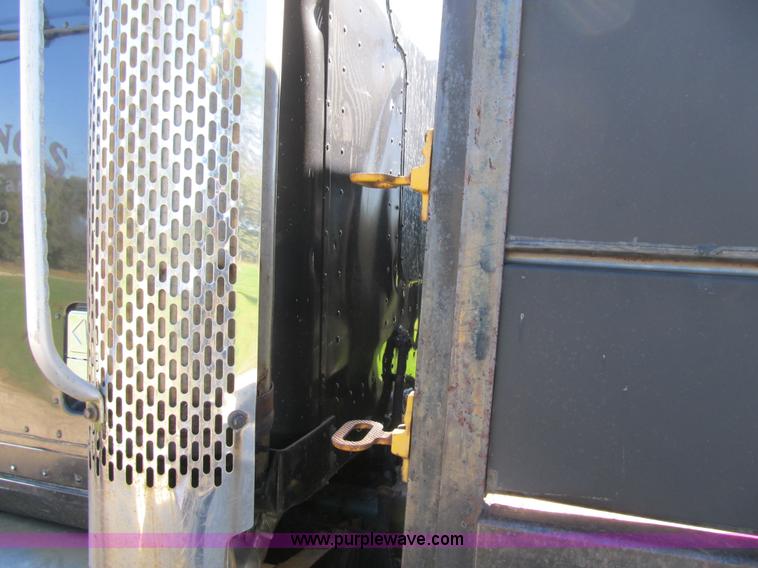 image for item G6505 1990 International 9400 Eagle grain truck