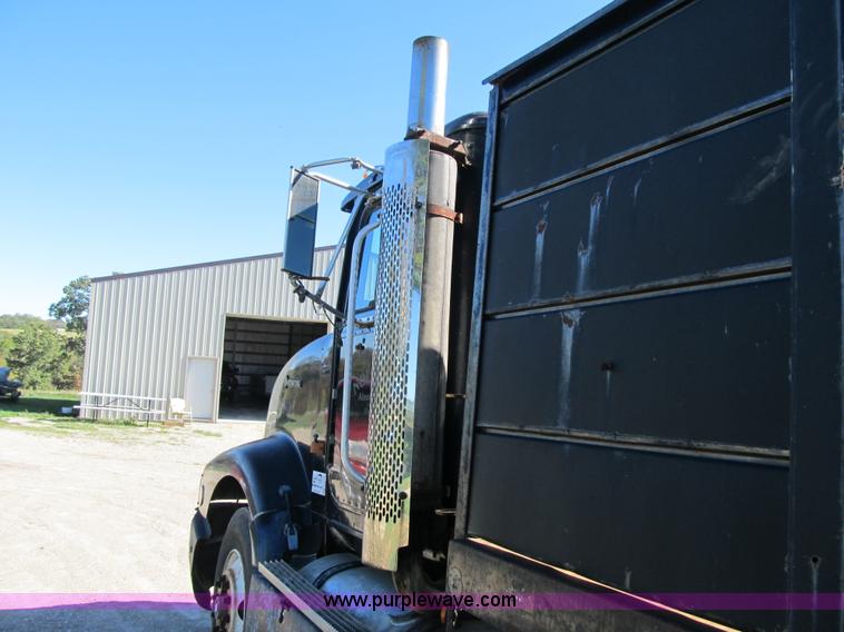 image for item G6505 1990 International 9400 Eagle grain truck