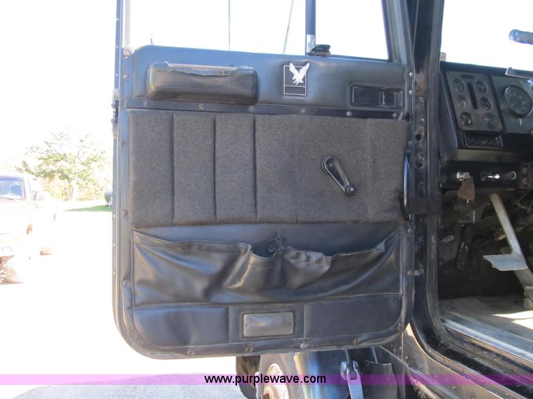 image for item G6505 1990 International 9400 Eagle grain truck