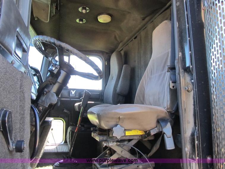 image for item G6505 1990 International 9400 Eagle grain truck