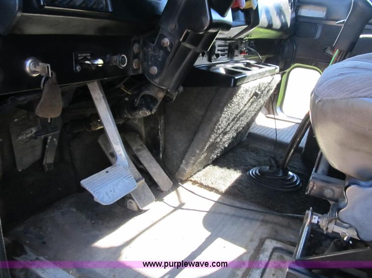 image for item G6505 1990 International 9400 Eagle grain truck