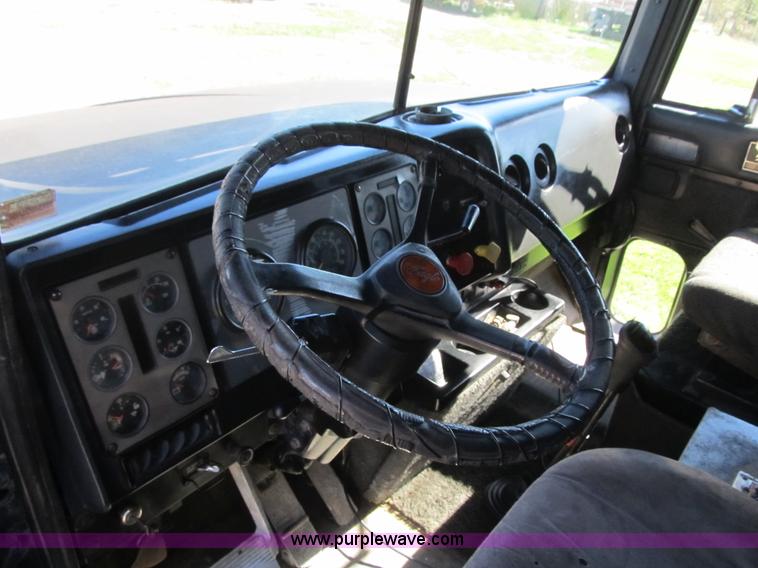 image for item G6505 1990 International 9400 Eagle grain truck