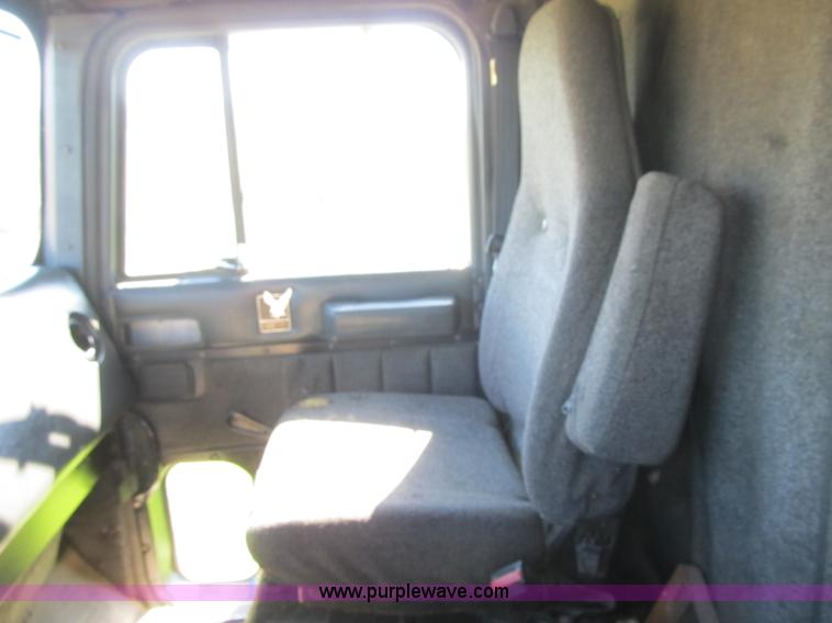 image for item G6505 1990 International 9400 Eagle grain truck