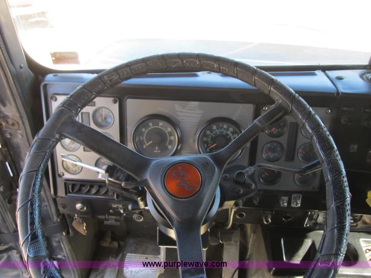 image for item G6505 1990 International 9400 Eagle grain truck