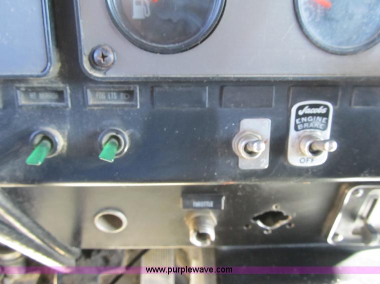 image for item G6505 1990 International 9400 Eagle grain truck