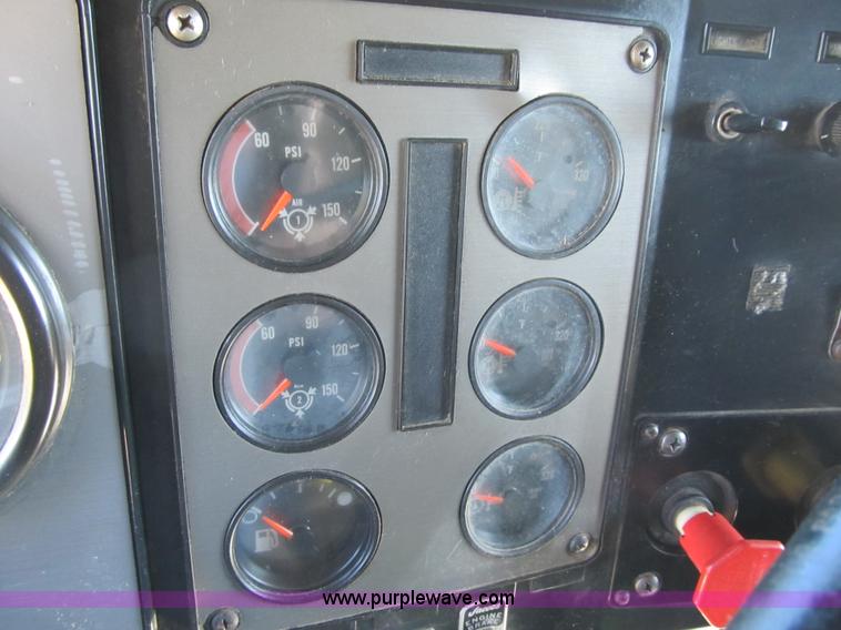 image for item G6505 1990 International 9400 Eagle grain truck