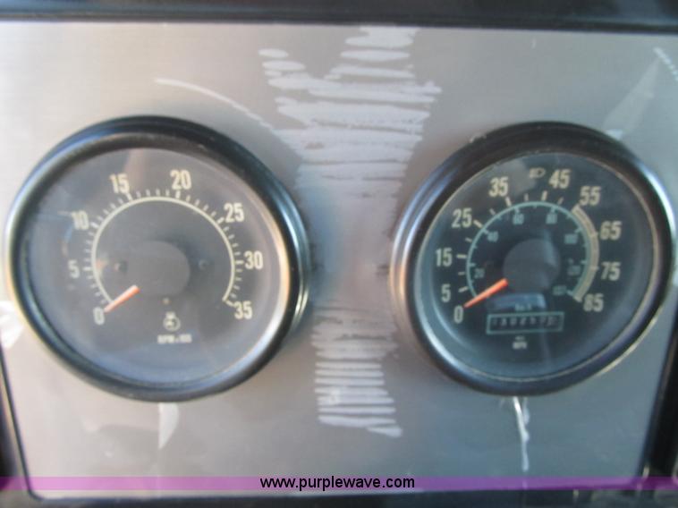 image for item G6505 1990 International 9400 Eagle grain truck