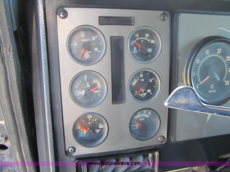 image for item G6505 1990 International 9400 Eagle grain truck