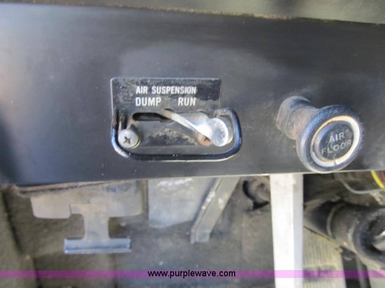 image for item G6505 1990 International 9400 Eagle grain truck