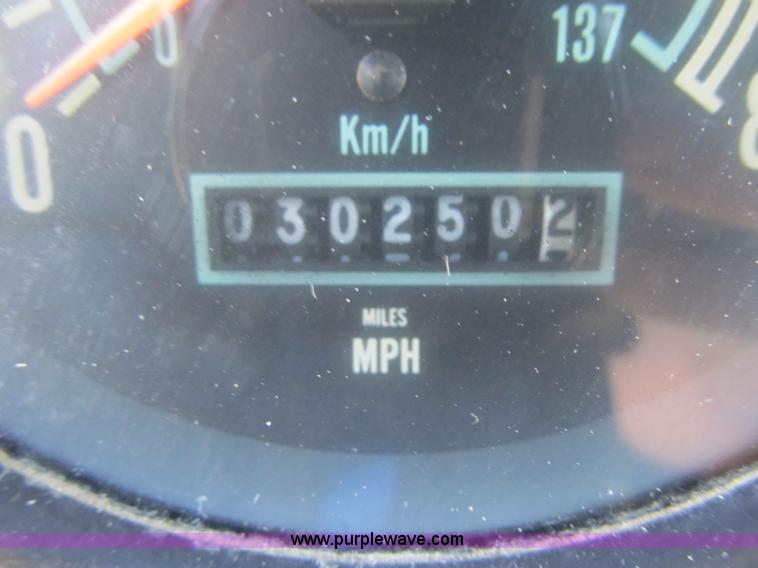 image for item G6505 1990 International 9400 Eagle grain truck