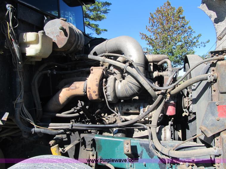 image for item G6505 1990 International 9400 Eagle grain truck