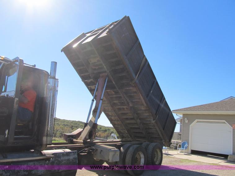 image for item G6505 1990 International 9400 Eagle grain truck