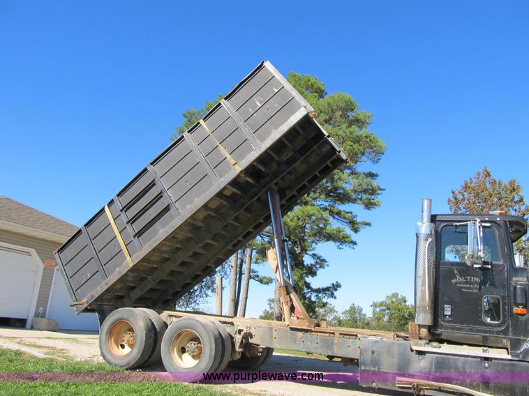 image for item G6505 1990 International 9400 Eagle grain truck