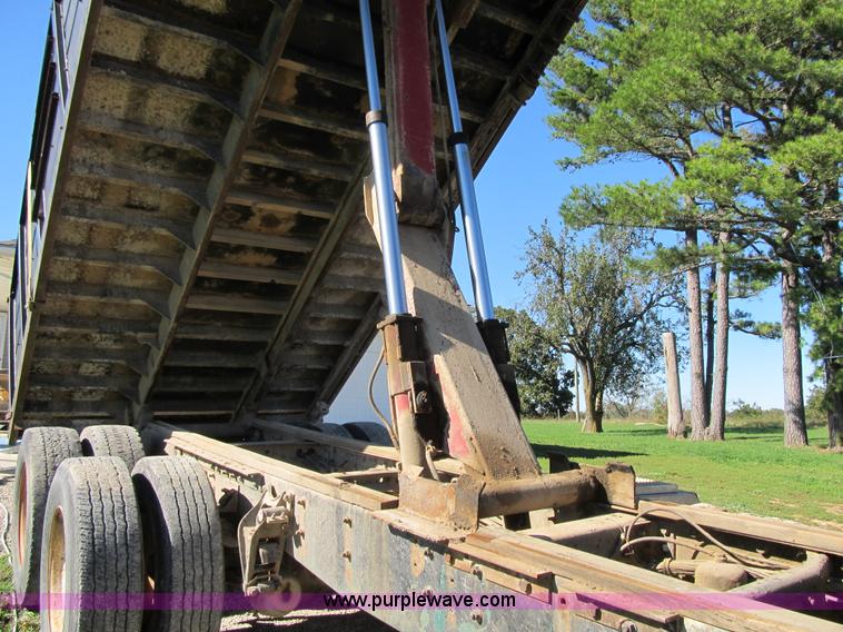 image for item G6505 1990 International 9400 Eagle grain truck