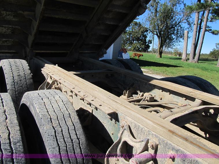 image for item G6505 1990 International 9400 Eagle grain truck