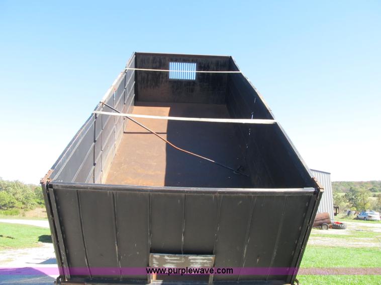 image for item G6505 1990 International 9400 Eagle grain truck