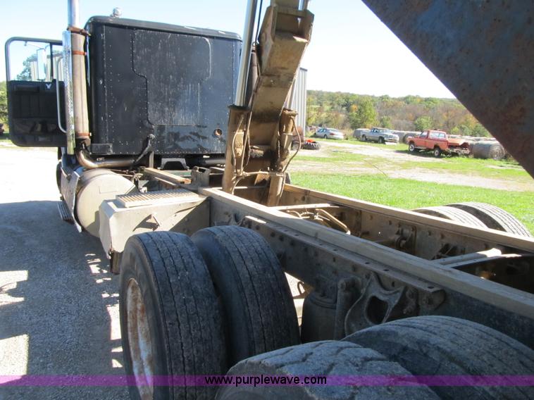 image for item G6505 1990 International 9400 Eagle grain truck