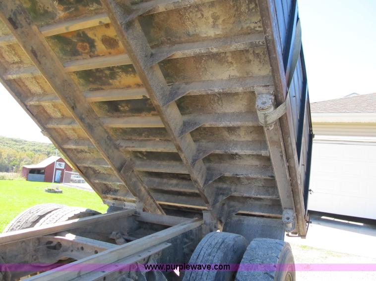 image for item G6505 1990 International 9400 Eagle grain truck