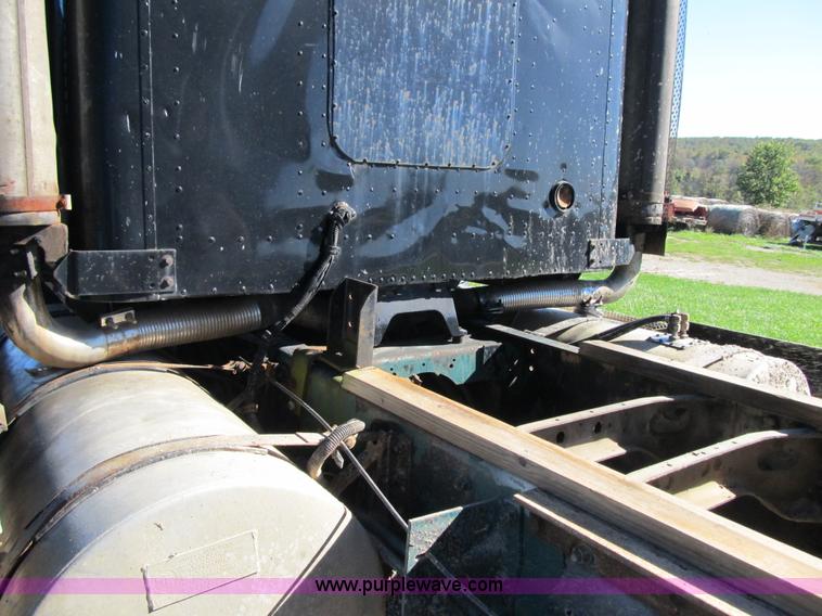 image for item G6505 1990 International 9400 Eagle grain truck