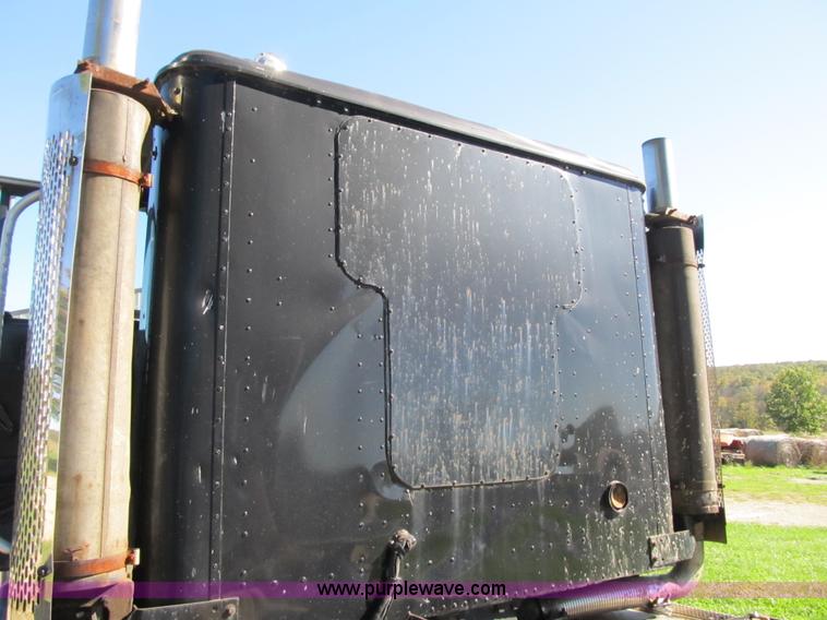 image for item G6505 1990 International 9400 Eagle grain truck