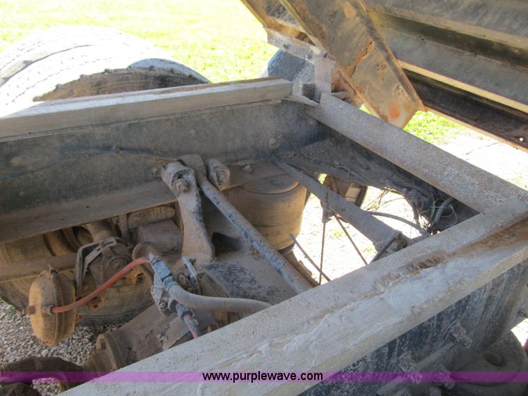 image for item G6505 1990 International 9400 Eagle grain truck