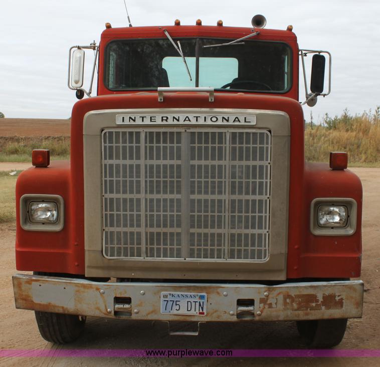 image for item H8833 1983 International Transtar 4300 semi truck