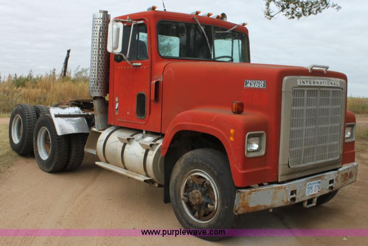 image for item H8833 1983 International Transtar 4300 semi truck