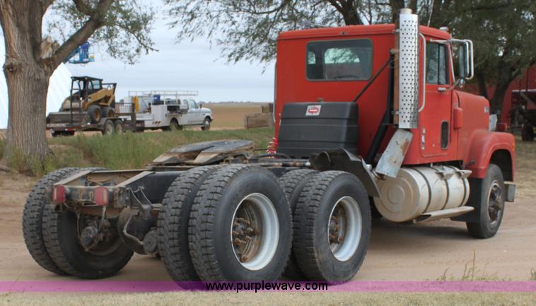 image for item H8833 1983 International Transtar 4300 semi truck