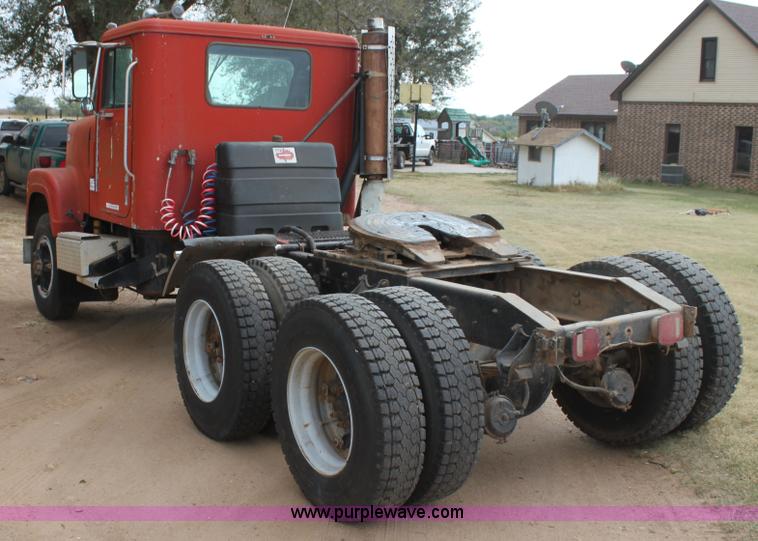 image for item H8833 1983 International Transtar 4300 semi truck