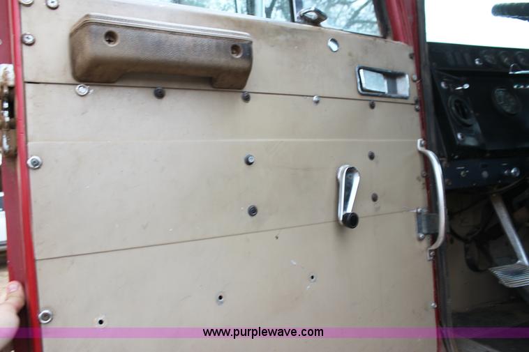 image for item H8833 1983 International Transtar 4300 semi truck